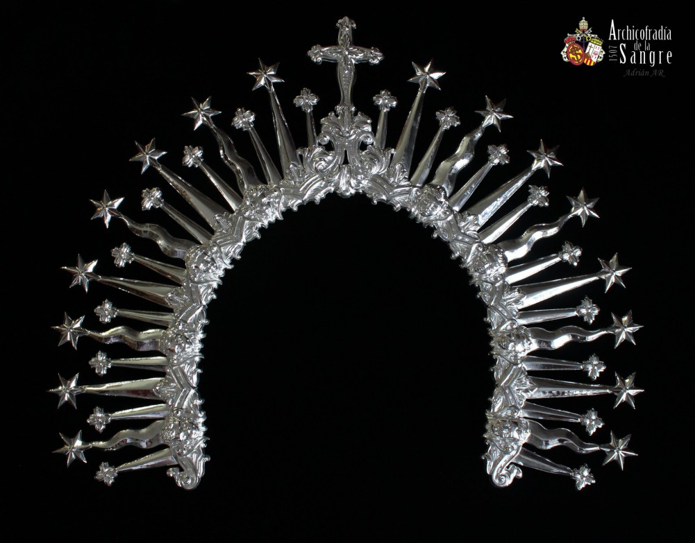 La Archicofradía de La Sangre presenta la nueva diadema realizada por Francisco Naranjo
