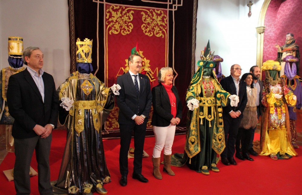 Ayuntamiento y Agrupación presentan en la Iglesia de San Julián los trajes que lucirán mañana los Reyes Magos en la Cabalgata