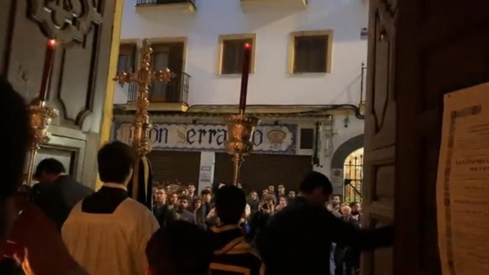 Comienza el rezo del Via Crucis con el Santísimo Cristo Yacente por las calles de la ciudad. 