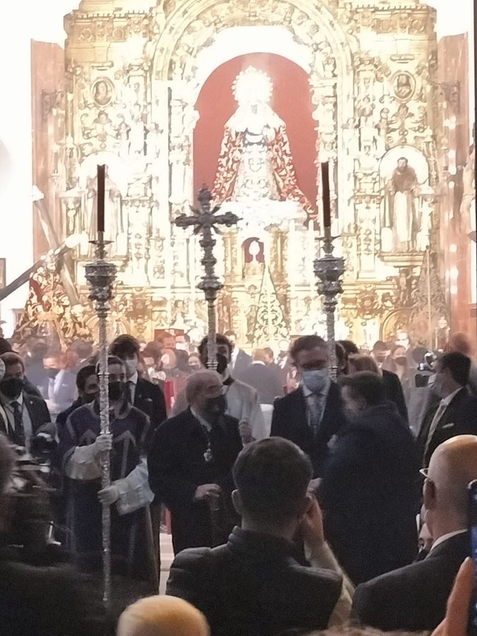 Ya avanza el cortejo de la hermandad de la Esperanza de Triana para el rezo del Vía Crucis por las calles del barrio.