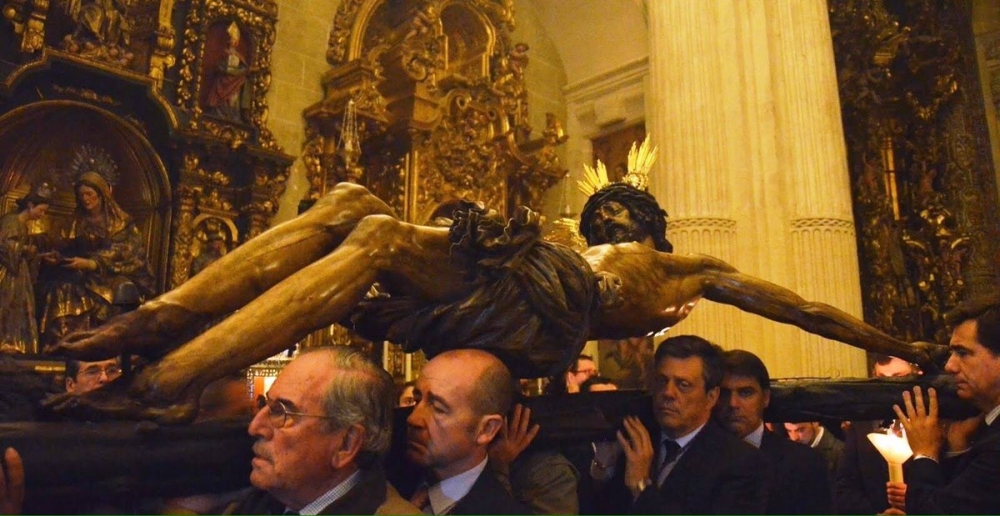 El Crucificado del Amor realiza el ejercicio del vía crucis en estos momentos.