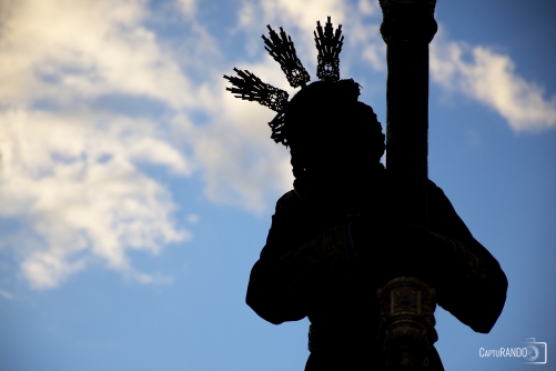 Silueta bajo el cielo.