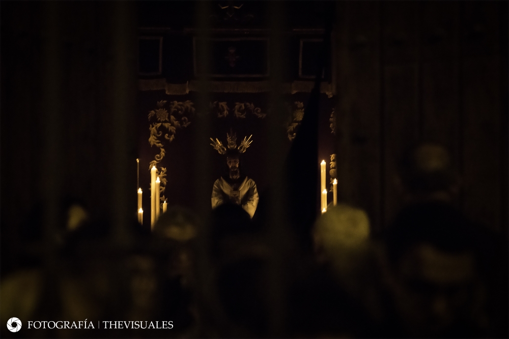 A las puertas del templo.