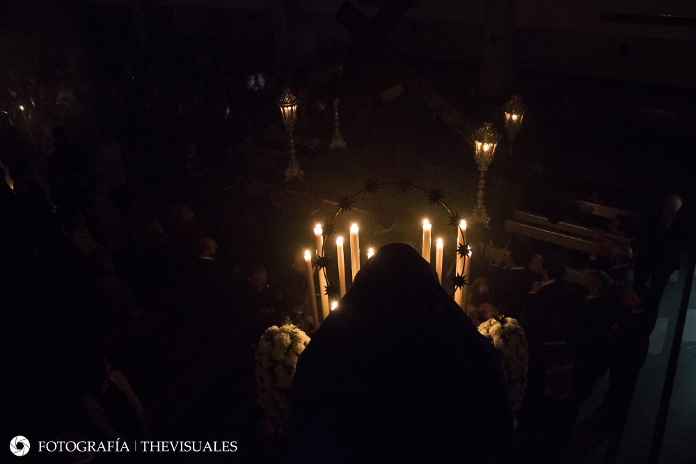 A la luz de las velas.