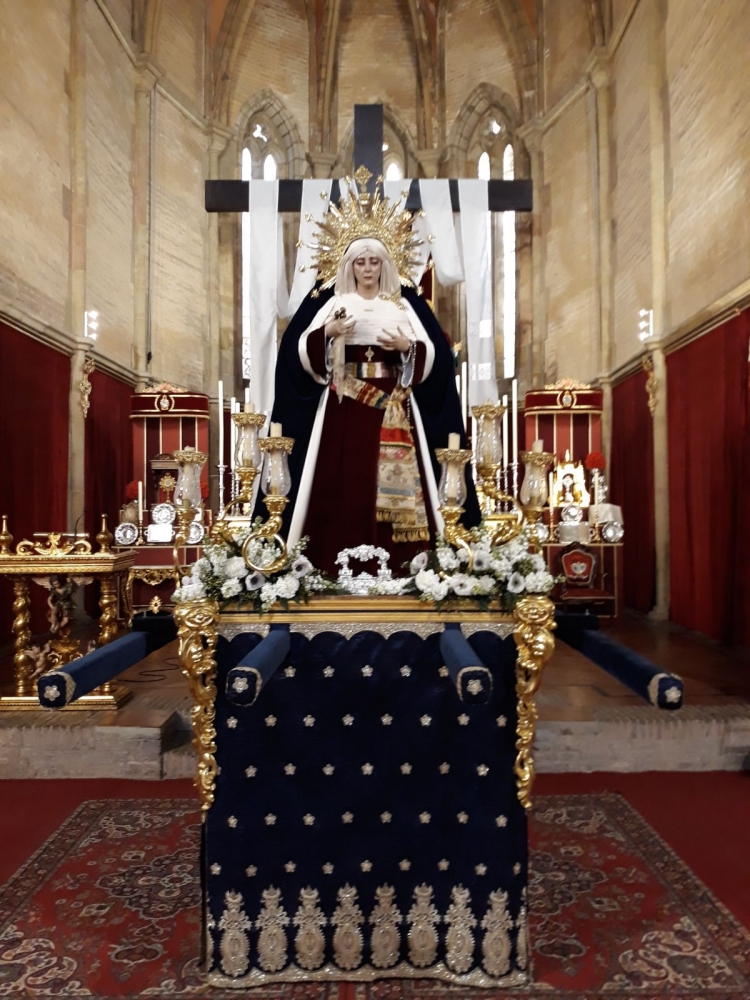 En estos instantes comienza el Vía Crucis de María Santísima del Amor y la Santa Cruz de la Hermandad de la Resurrección