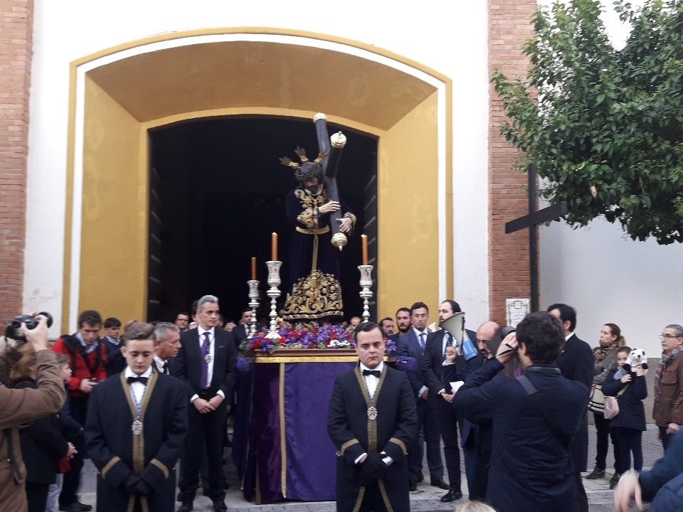 Comienza el Vía Crucis de Nuestro Padre Jesús de la Caridad de la Hermandad de San José Obrero acortando recorrido.