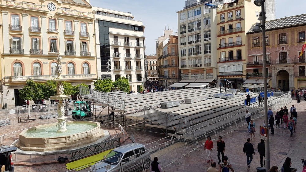 Los signos de la espera. La nueva Tribuna Oficial ya se instala en la Plaza de la Constitución